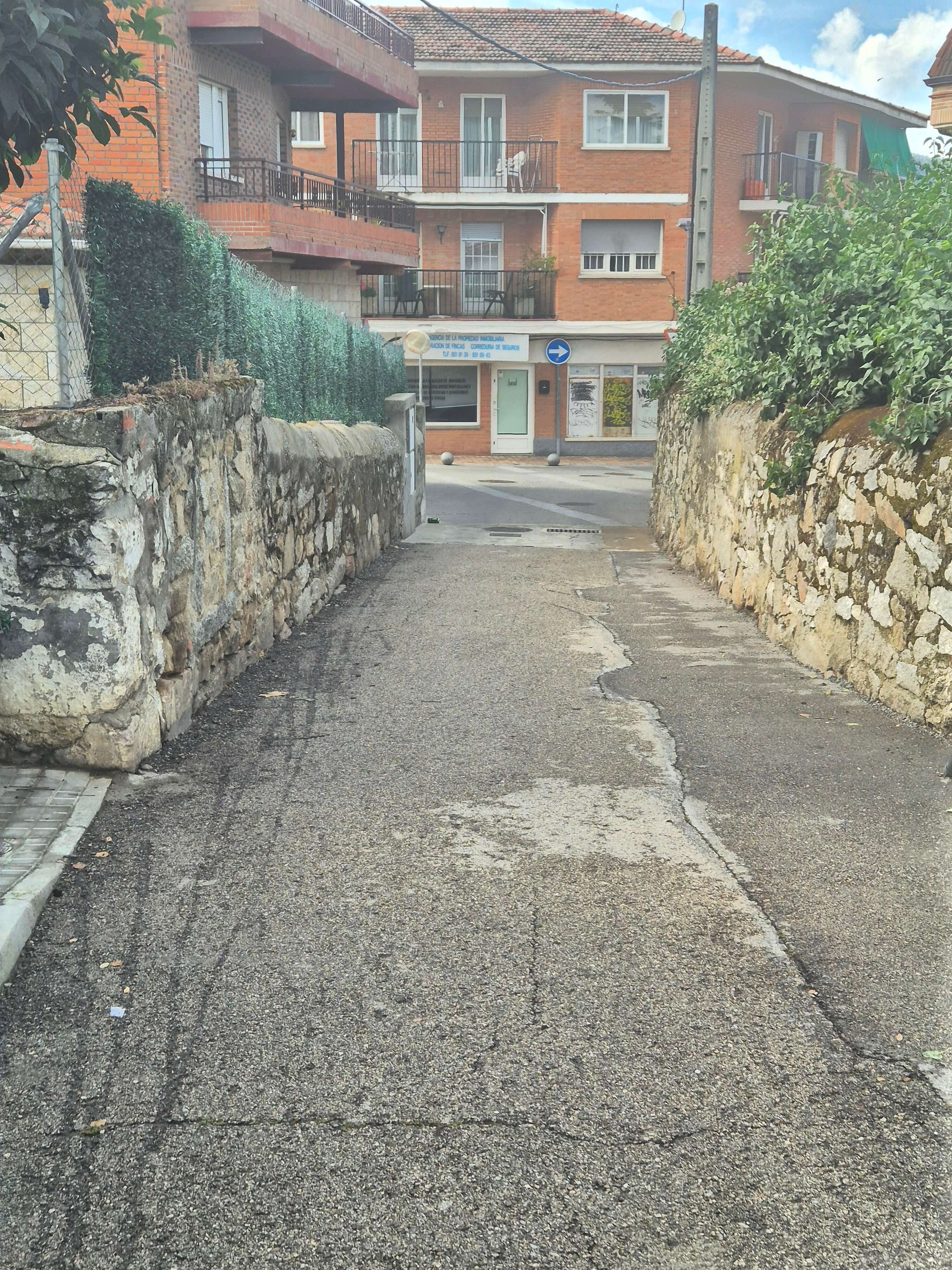 C. Caño viejo. Detalle de como acaba la acera y la única vía de paso es por carretera
