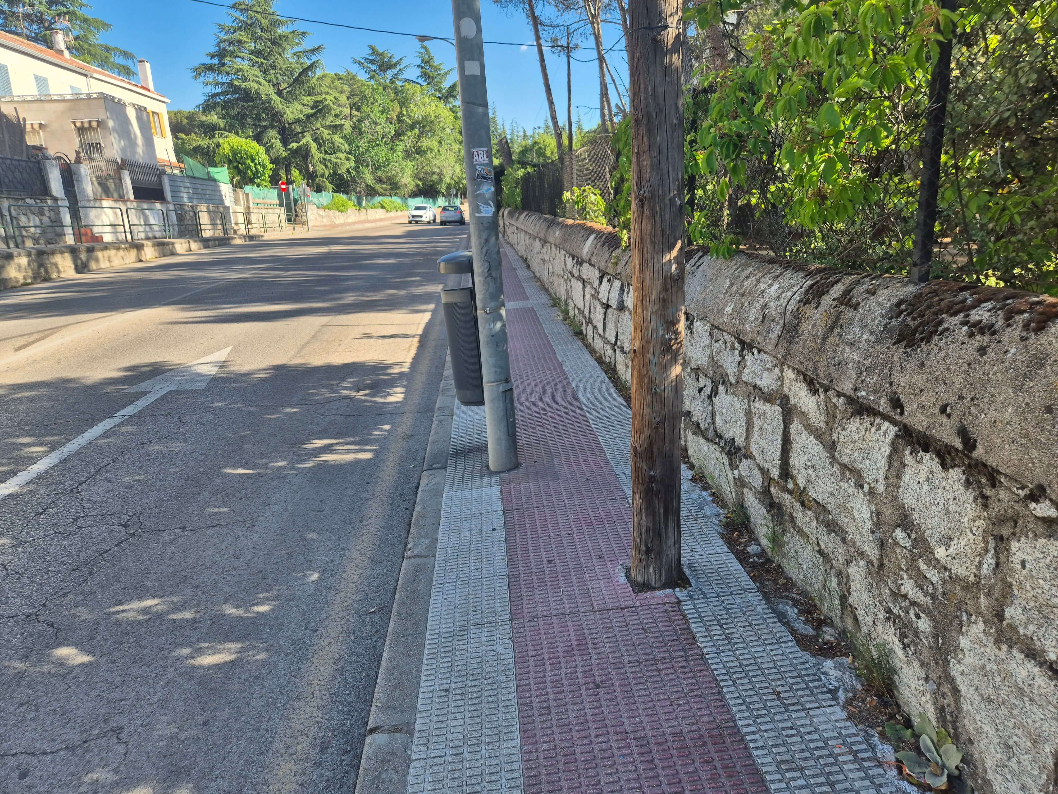 Acera con postes de luz y farolas
