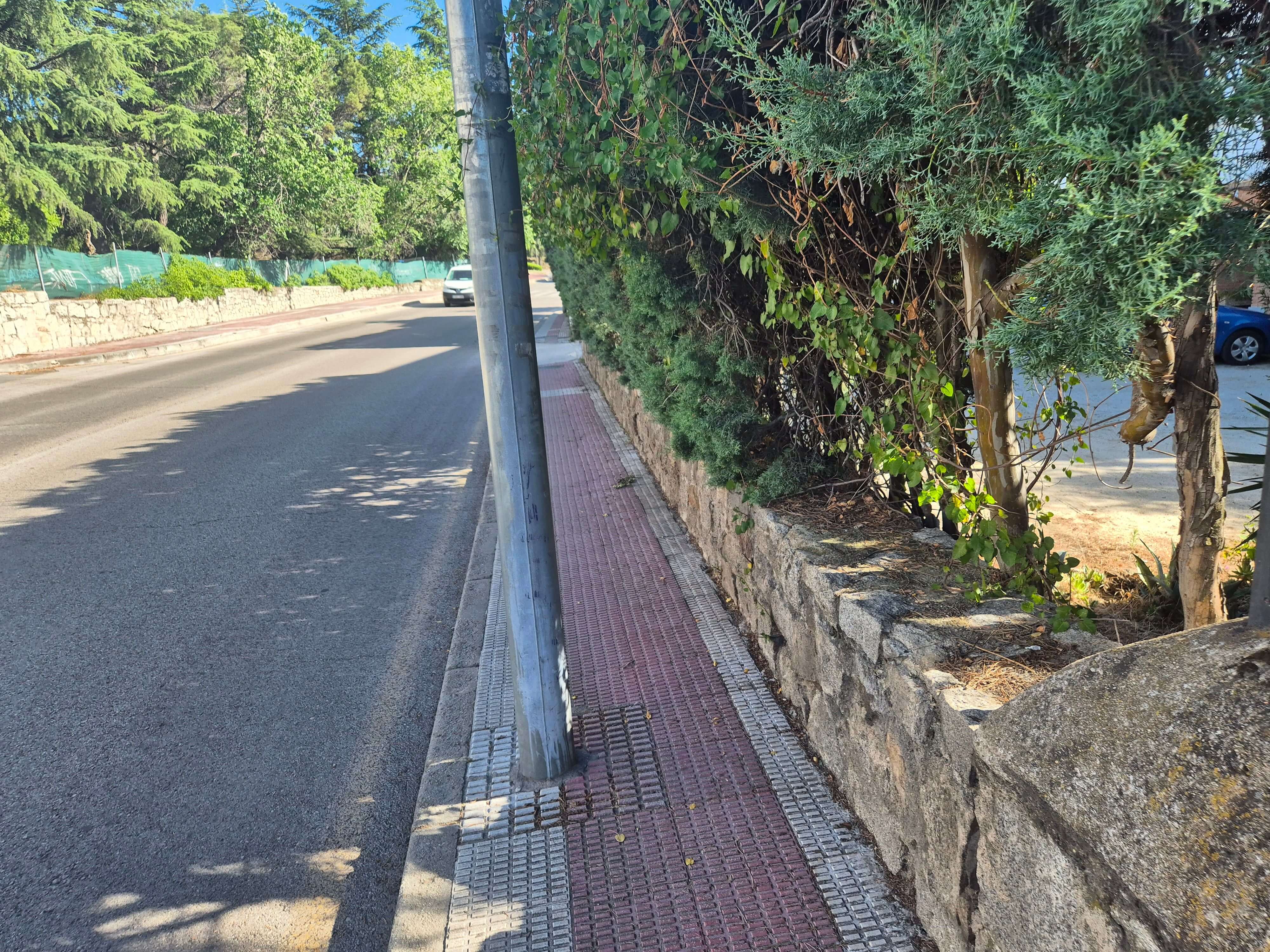 Acera con postes de luz y farolas