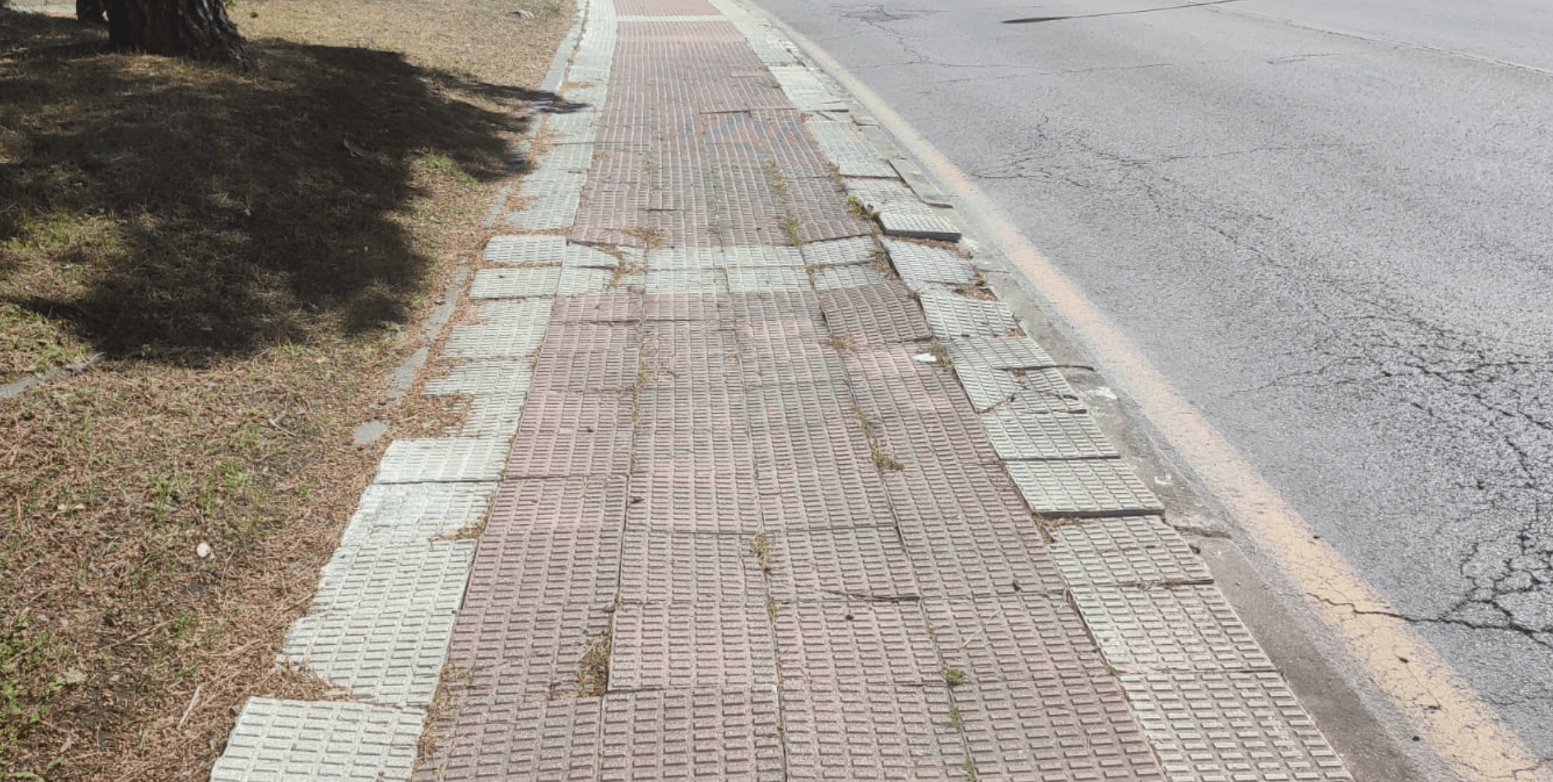 Acera rota en C. carretera Moralzarzal. Los trozos sueltos acaban en la carretera, perjudicando también los vehículos.