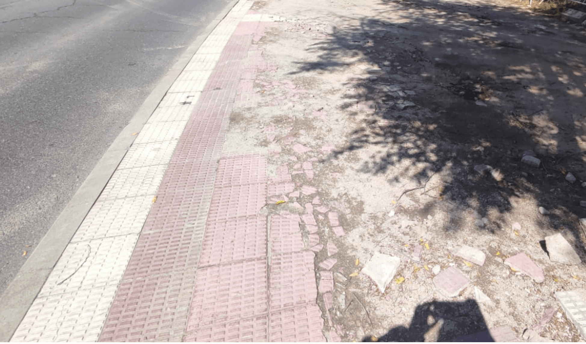 Acera rota en C. carretera Moralzarzal. Los trozos sueltos acaban en la carretera, perjudicando también los vehículos.