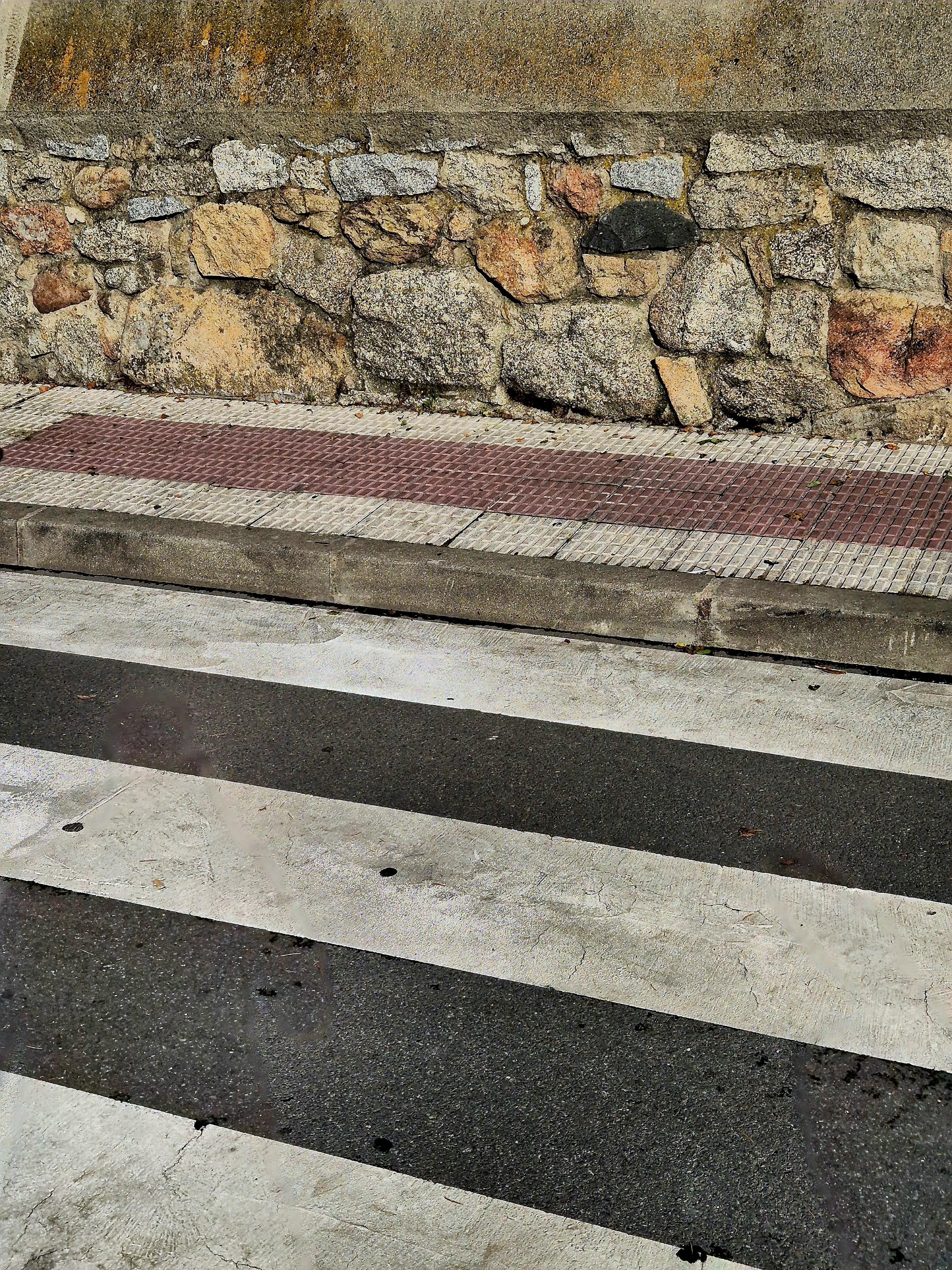 Fuente del Álamo, Detalle de paso de cebra sin rampa