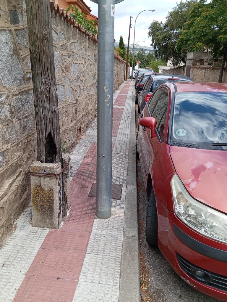 Calle gironi, detalle de acera sin paso