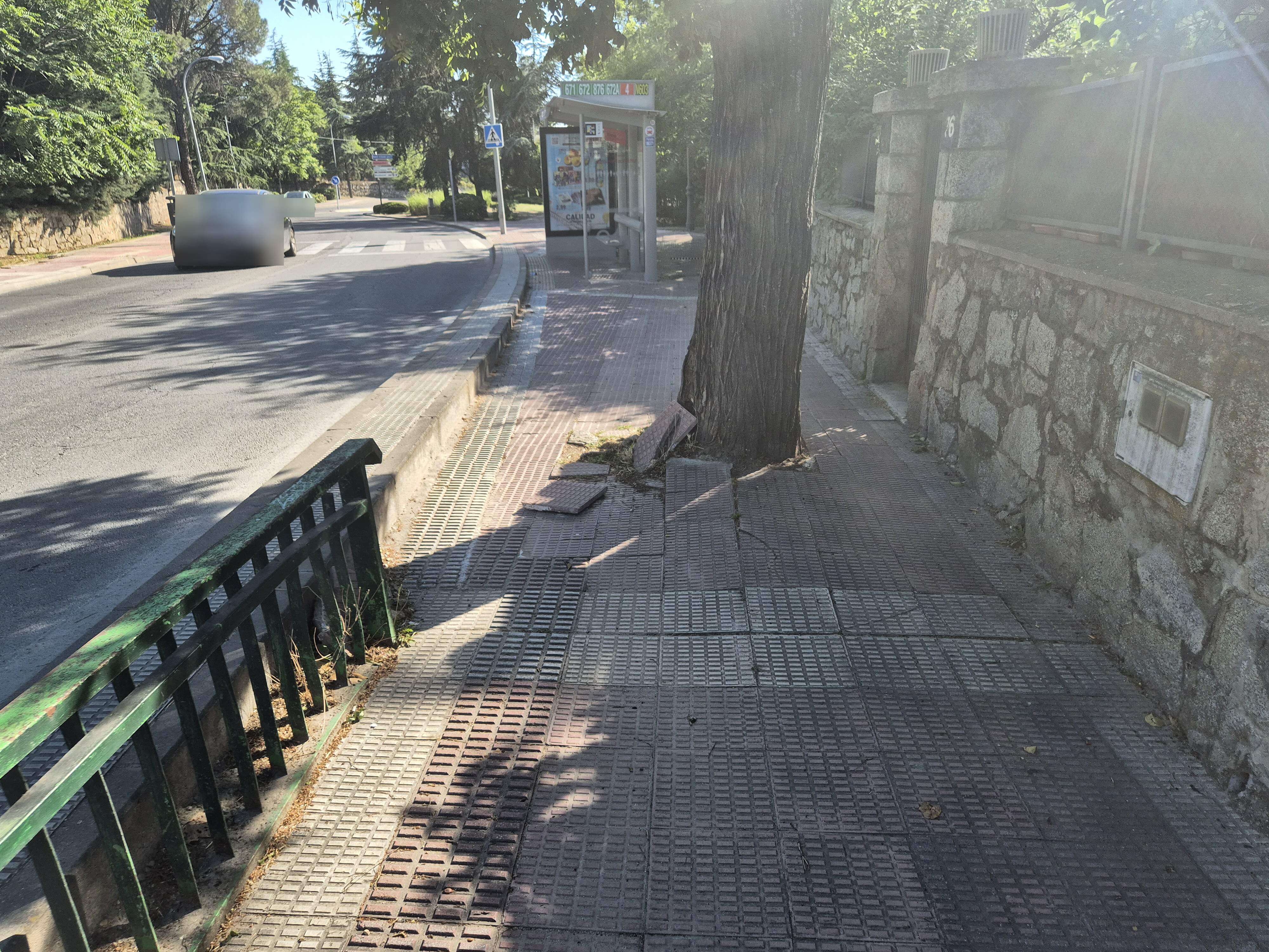 Calle libertad, Detalle de acera rota