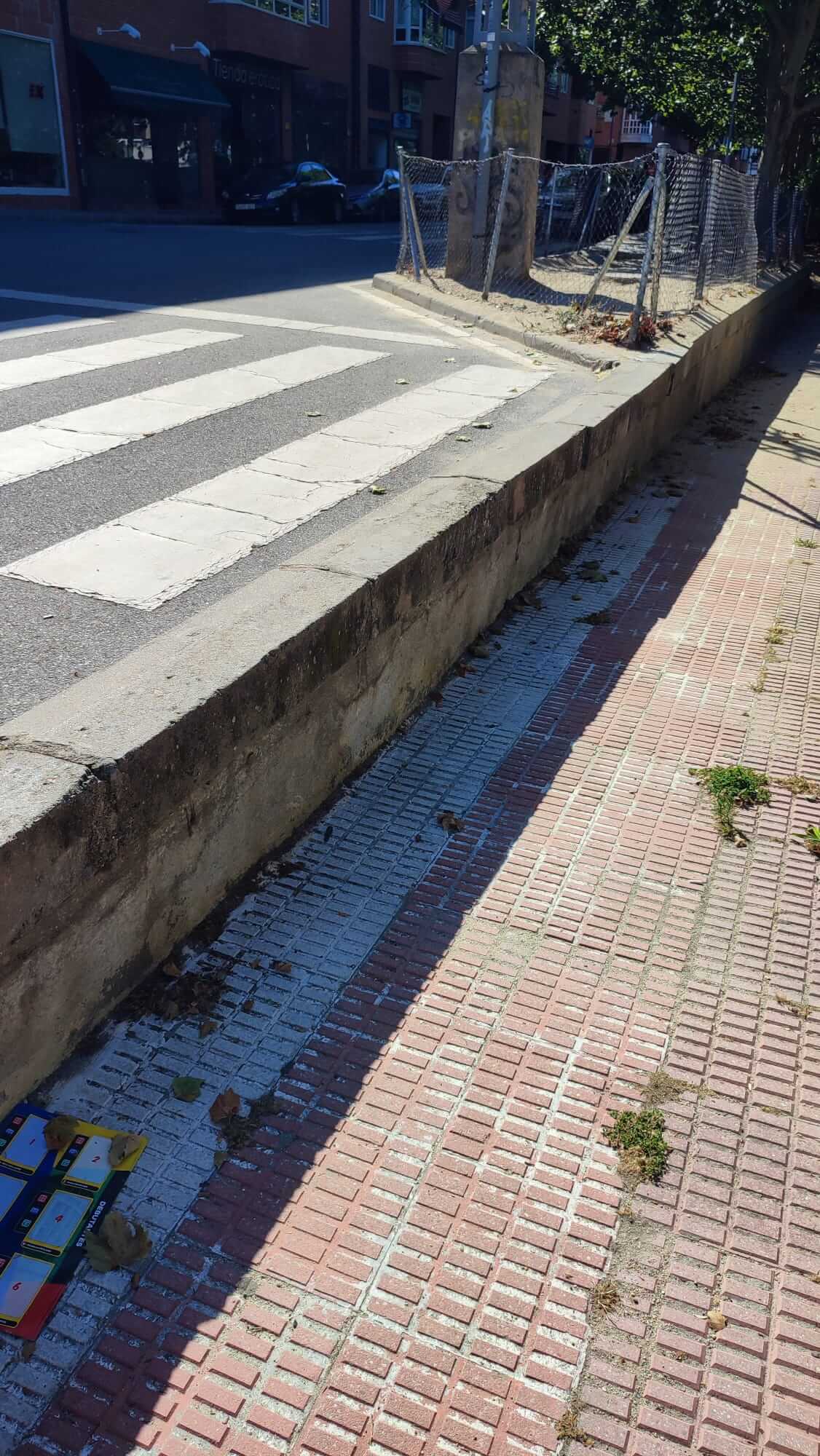 Paseo río Guadarrama, detalle del salto después de un paso de cebra