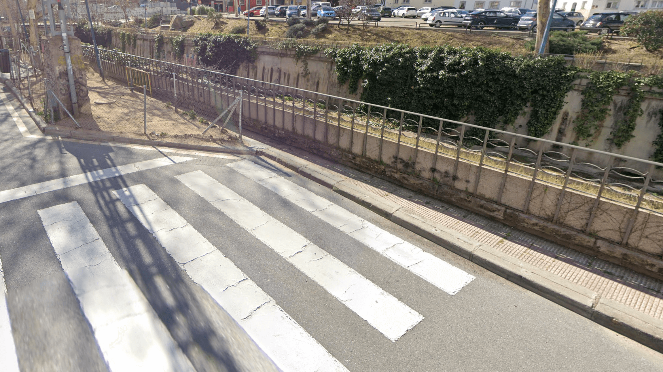 Paseo río Guadarrama, vista amplia del paso de cebra que acaba en un vacío