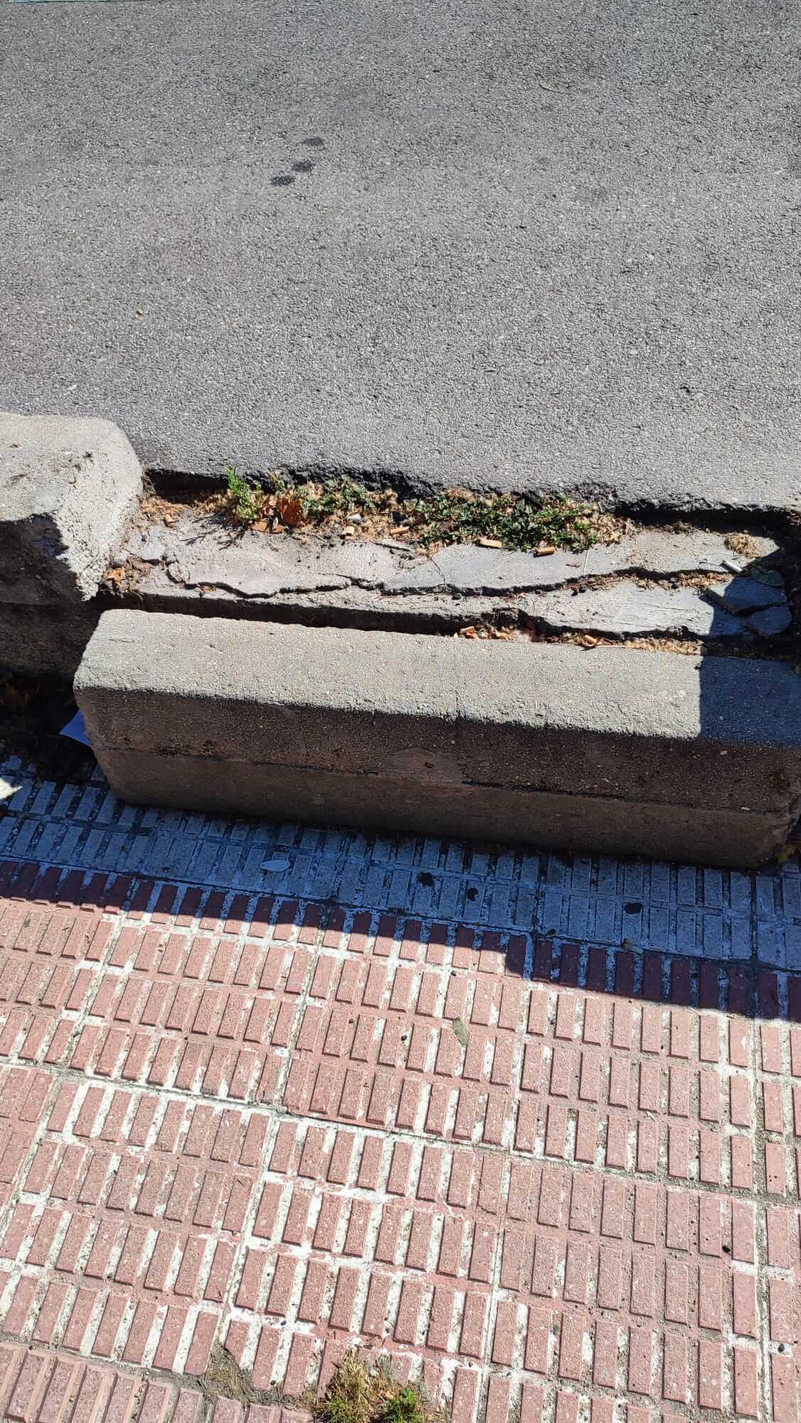 Paseo río Guadarrama,Detalle de un bordillo suelto