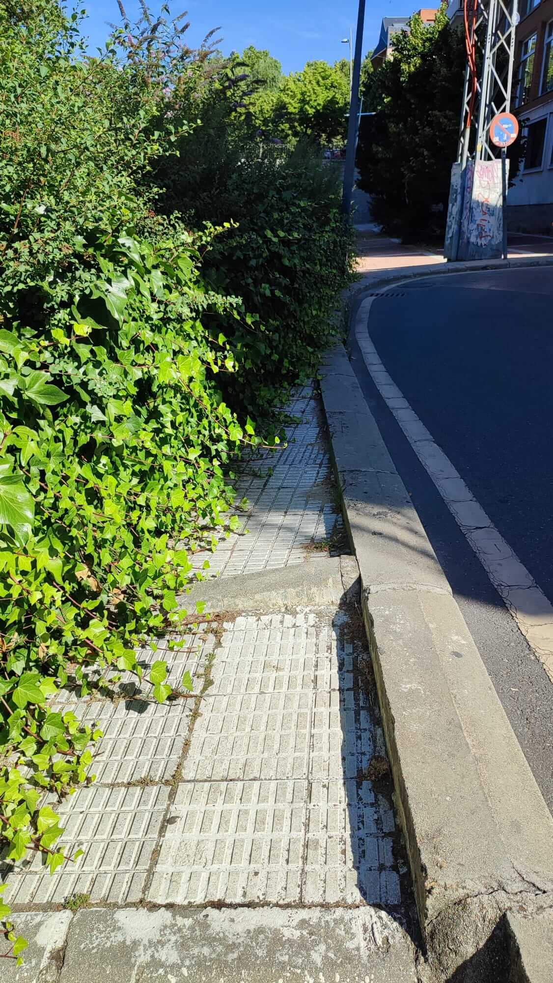 Paseo río Guadarrama,Detalle de acera que se acaba por un lado